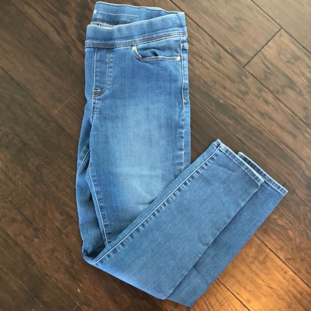 Levi’s pull-on style jeans size 29.